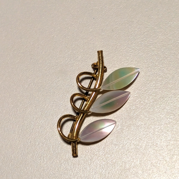 Vintage Mother of Pearl Gold Toned Leaf Brooch Pin - Picture 1 of 4